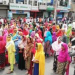 Trabajadoras de la industria del vestido protestan por sus salarios en Bangladesh